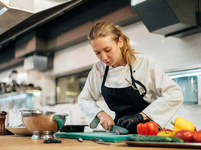 bewerben Sie sich bei uns Köchin bei der Arbeit
