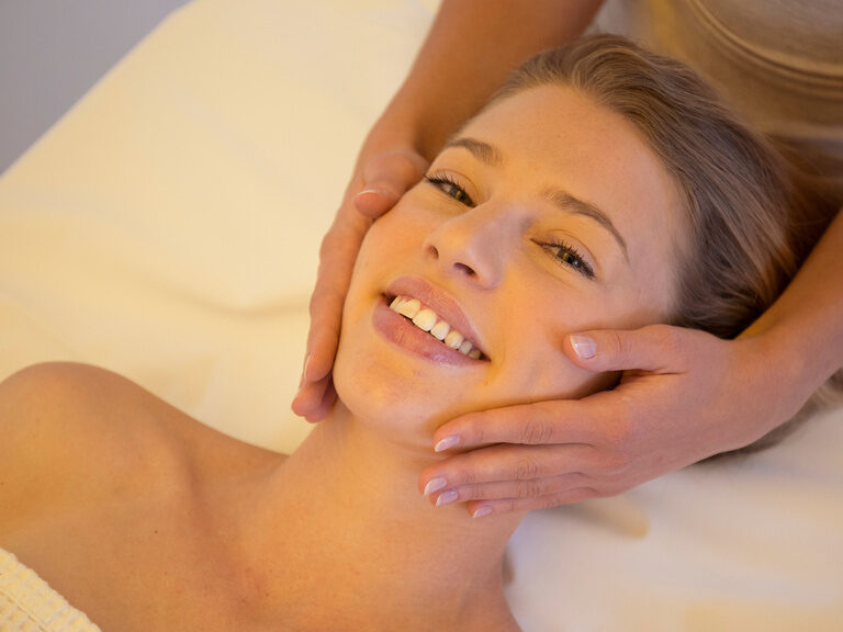 verwöhnen lassen von unserer Massagetherapeutin entspannen Sie sich in beruhigender Atmosphäre